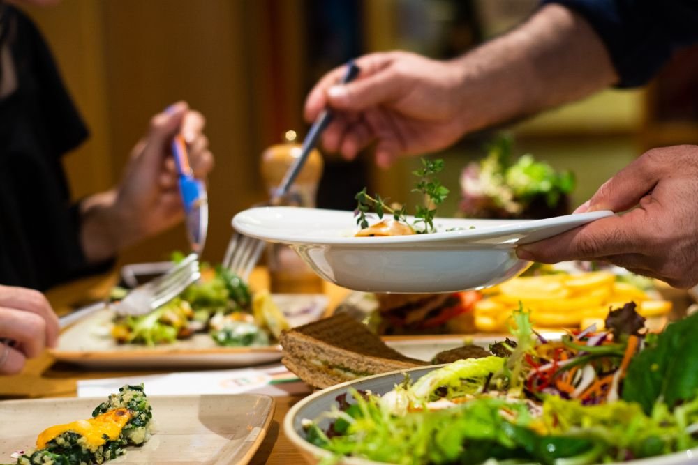 se servindo em restaurante